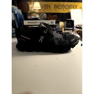 USED Womens All Black ON Cloud Size Womens 9 59.98559
